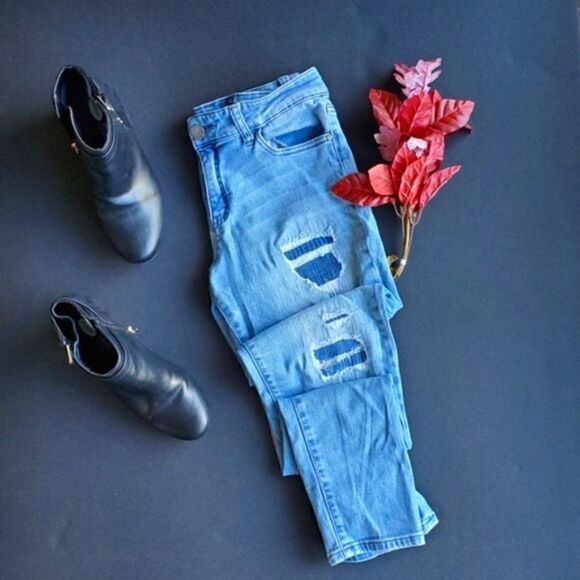 Tinseltown Light wash Blue Distressed Jeans - Picture 1 of 8